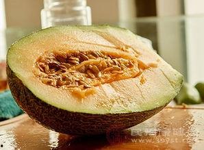 人吃哈密瓜,哈密瓜的甜蜜诱惑