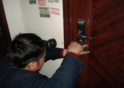 开锁师傅进门吃瓜,意外发现隐藏的秘密