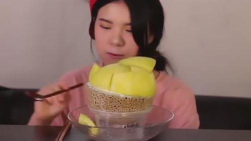 美女吃瓜吃多了